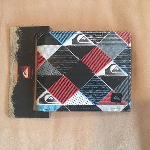 New Quicksilver Men’s Wallet w/ zip coin pouch.